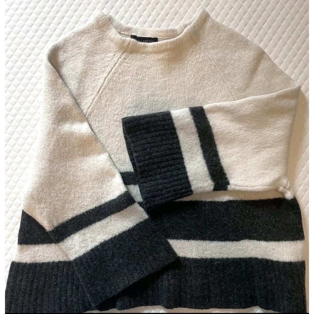 Banana Republic Black and White Crop Top - Size Small - Picture 2 of 6